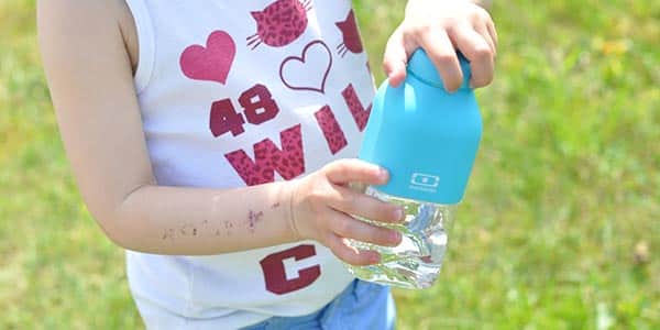 Hedebølge - så meget skal børn drikke i sommervarmen