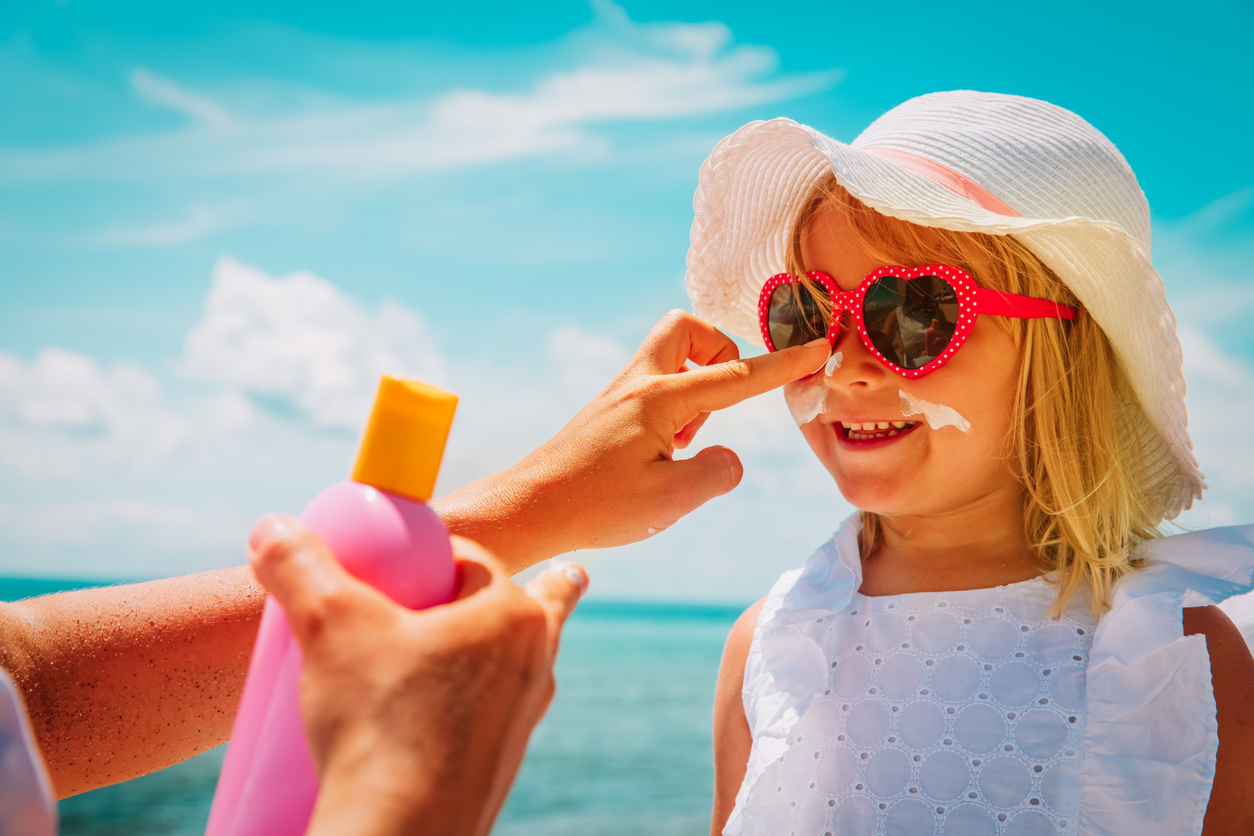 Solskin og solcremen: Så meget solcreme skal dine børn have